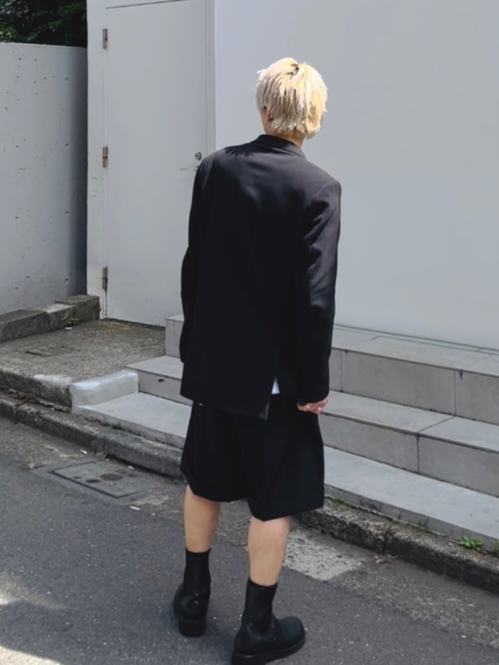 ブラック系のその他アウター、ブラック系のその他パンツを着用したメンズの春コーディネートの3枚目の写真