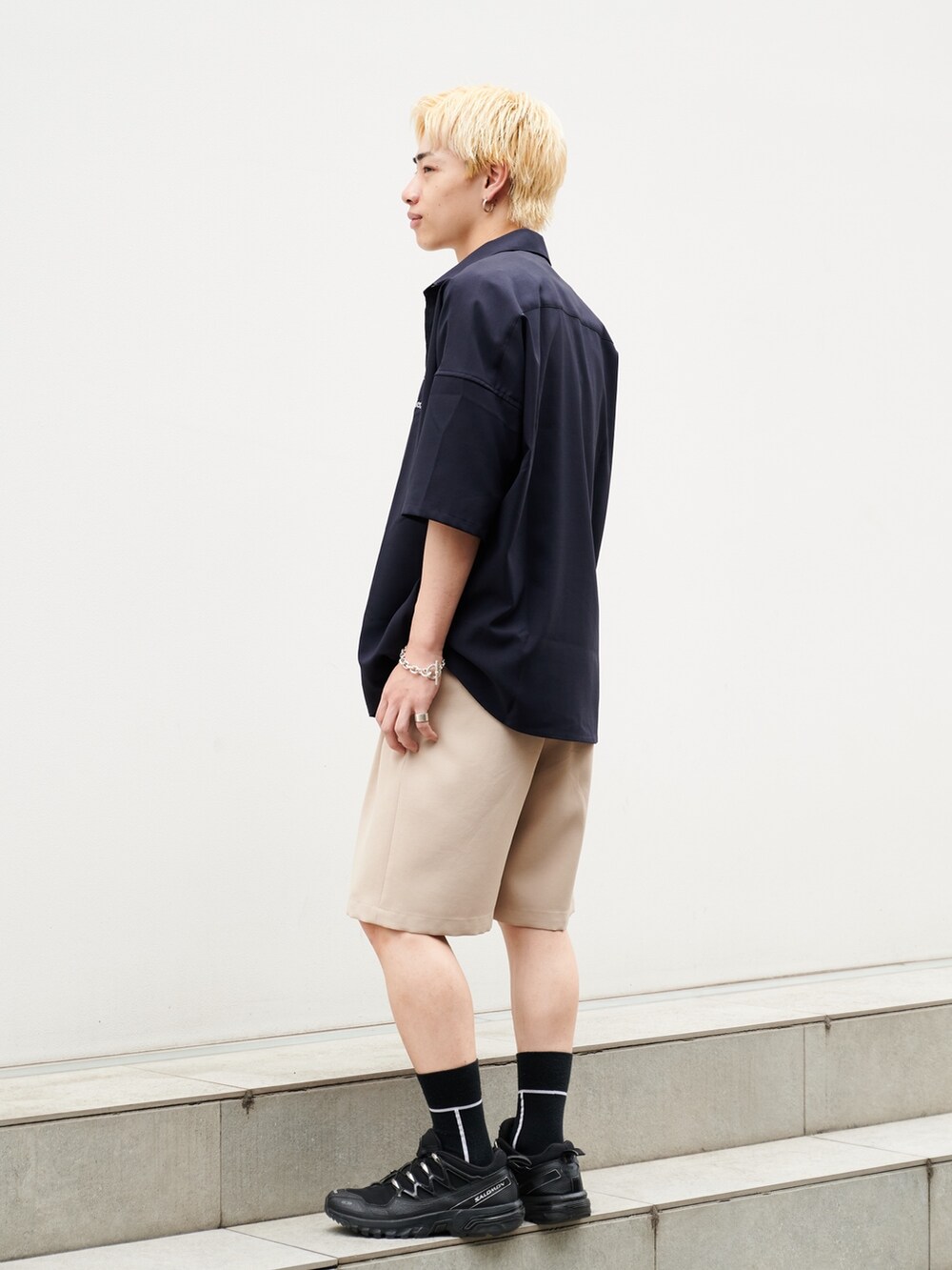 ブルー系のシャツ/ブラウスを着用したメンズの夏コーディネートの2枚目の写真