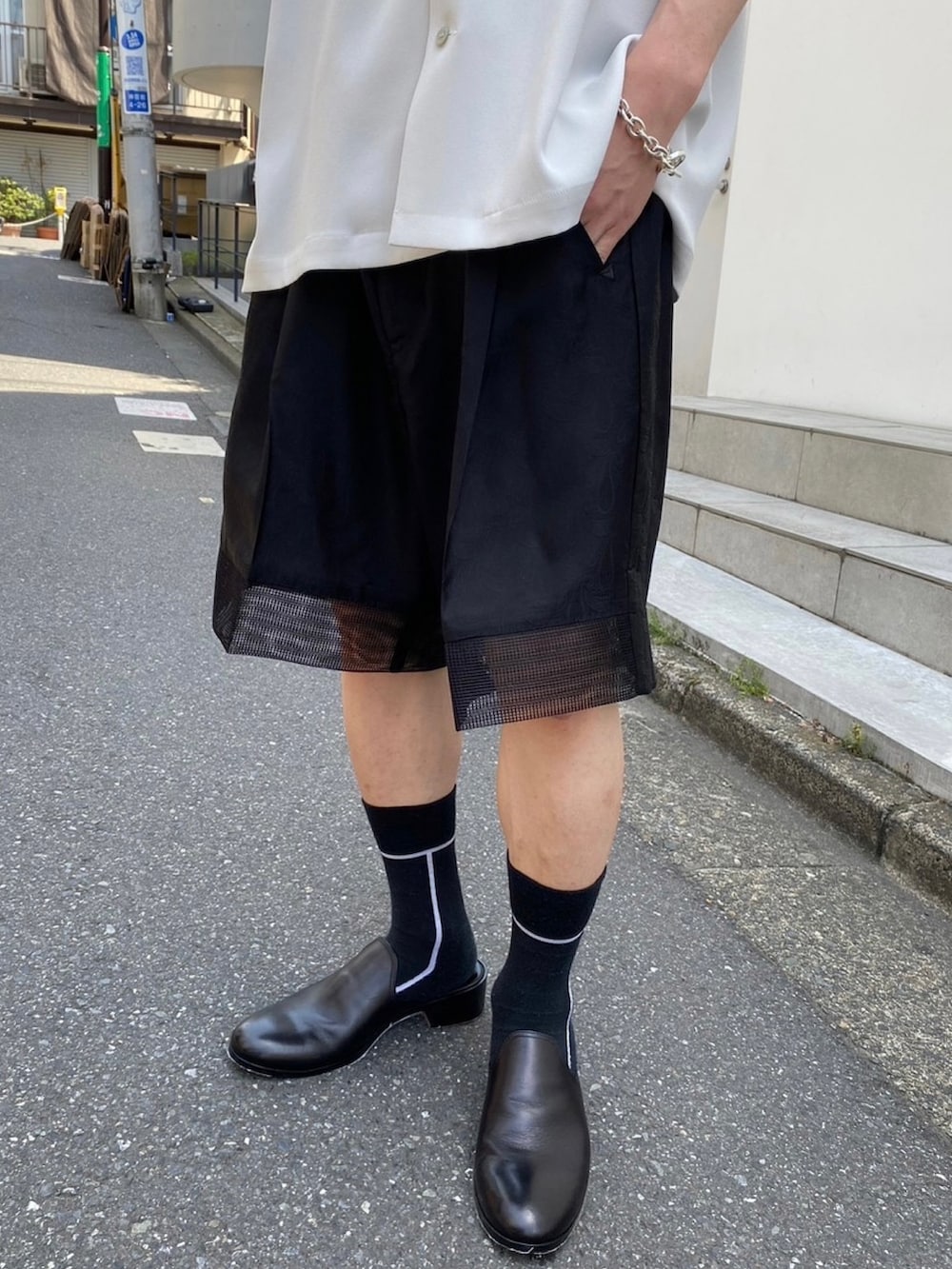 グレー系のシャツ/ブラウス、ブラック系のその他パンツを着用したメンズの春コーディネートの5枚目の写真