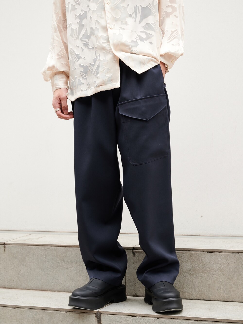 ベージュ系のシャツ/ブラウスを着用したメンズの夏コーディネートの5枚目の写真