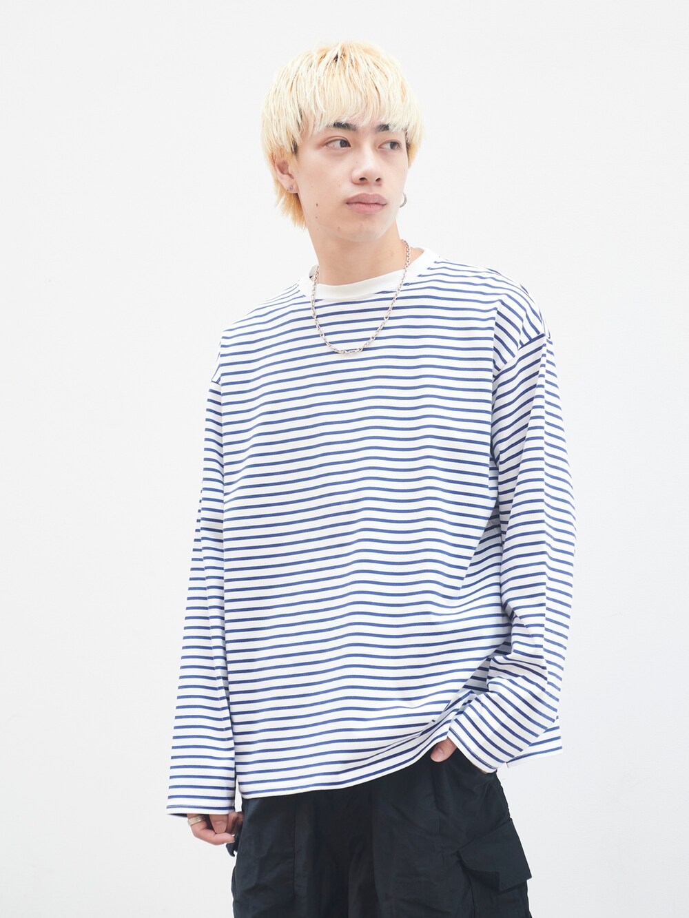 ホワイト系のTシャツ/カットソーを着用したメンズの夏コーディネートの4枚目の写真
