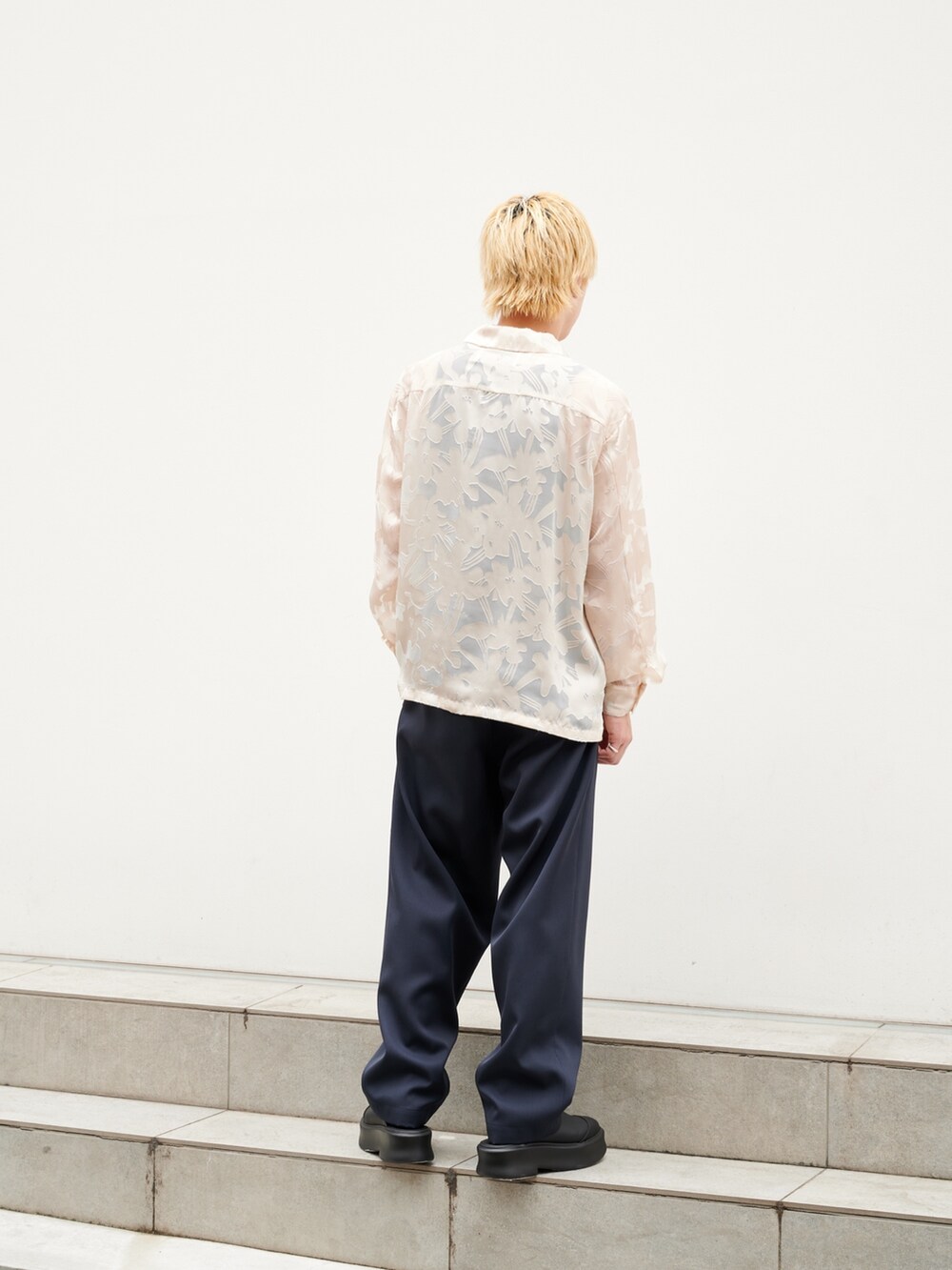 ベージュ系のシャツ/ブラウスを着用したメンズの夏コーディネートの3枚目の写真