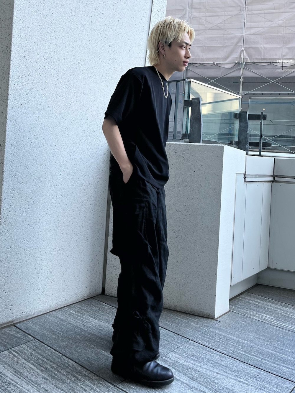 ブラック系のTシャツ/カットソーを着用したメンズの春コーディネートの3枚目の写真