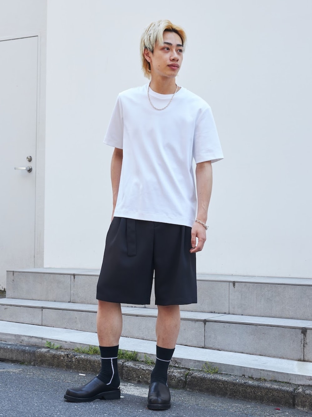 グリーン系のシャツ/ブラウス、ホワイト系のTシャツ/カットソーを着用したメンズの夏コーディネートの7枚目の写真