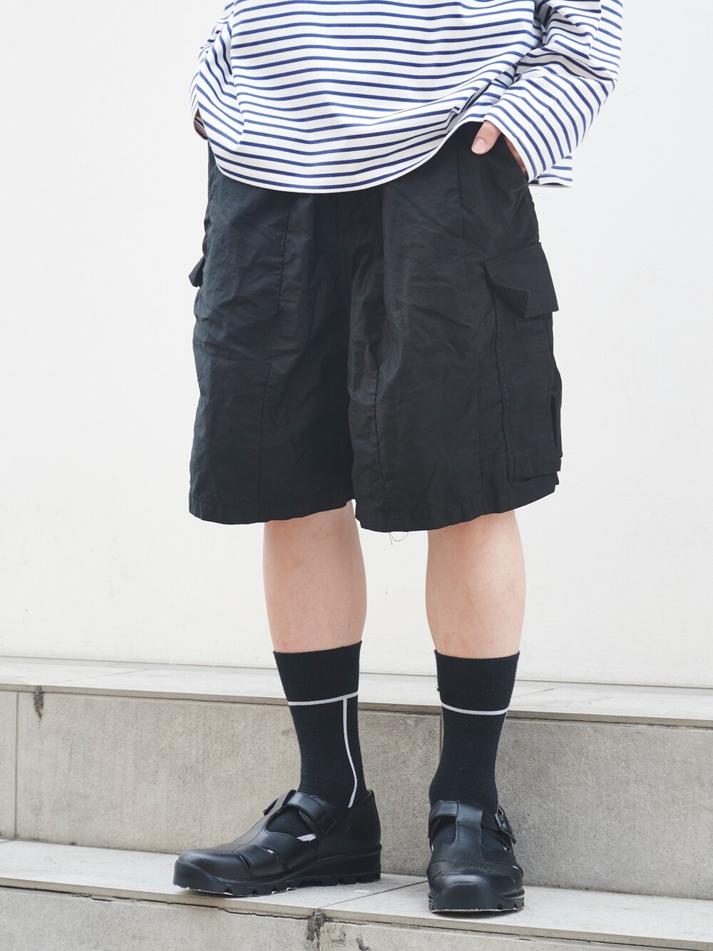 ホワイト系のTシャツ/カットソーを着用したメンズの夏コーディネートの5枚目の写真