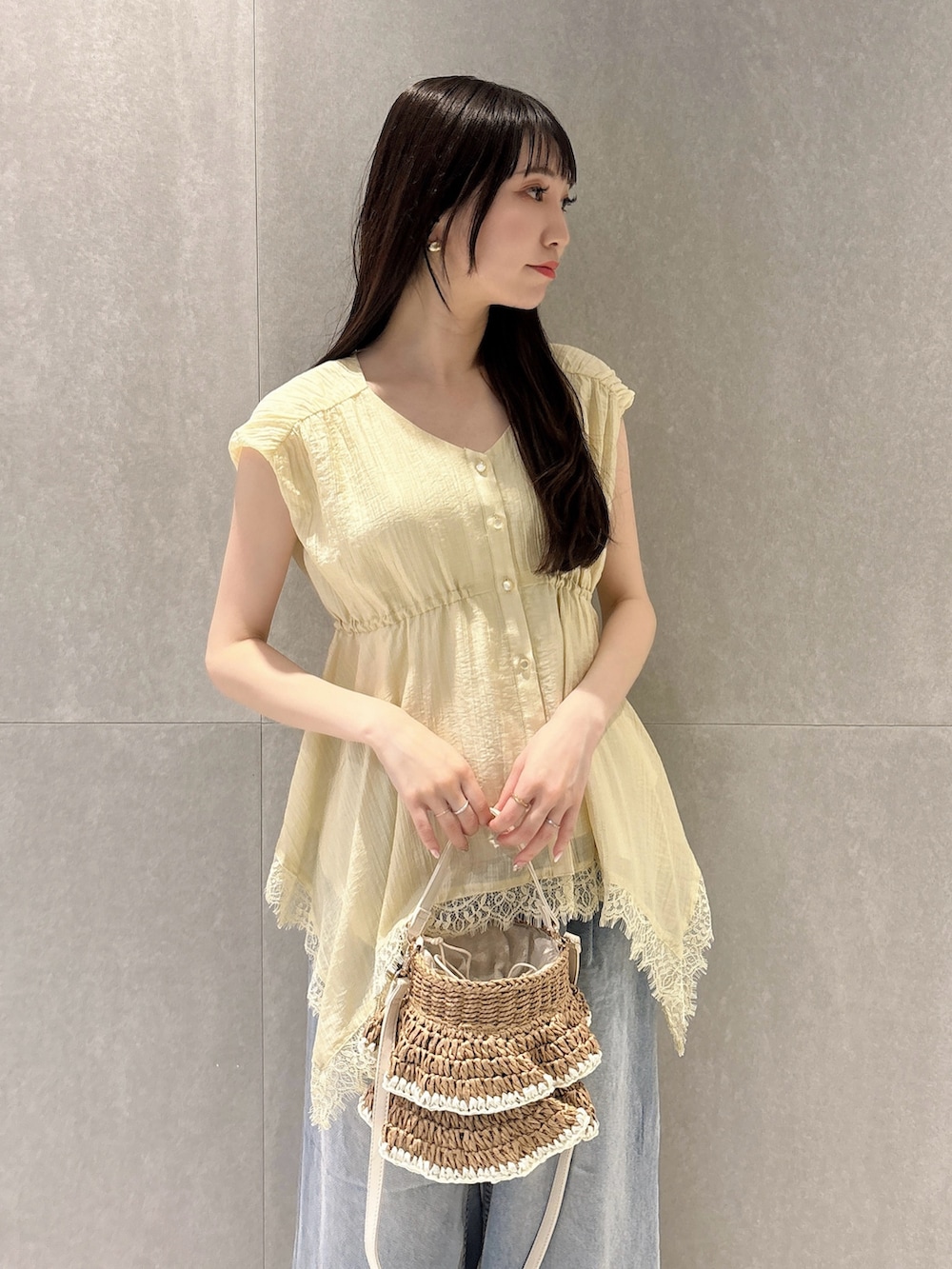 イエロー系のシャツ/ブラウス、ブルー系のその他パンツ、ベージュ系のショルダーバッグを着用したレディースの春コーディネートの8枚目の写真