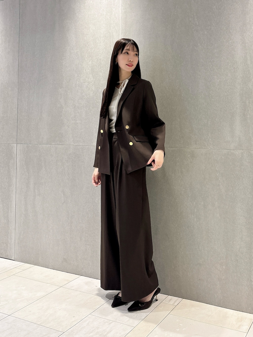 ブラウン系のその他パンツ、ブラウン系のテーラードジャケット、ホワイト系のTシャツ/カットソーを着用したレディースの秋コーディネートの2枚目の写真