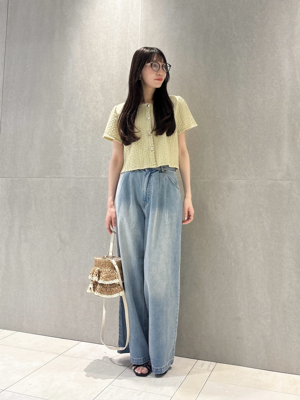 イエロー系のTシャツ/カットソー、ブルー系のその他パンツ、ベージュ系のショルダーバッグを着用したレディースの夏コーディネートの4枚目の写真