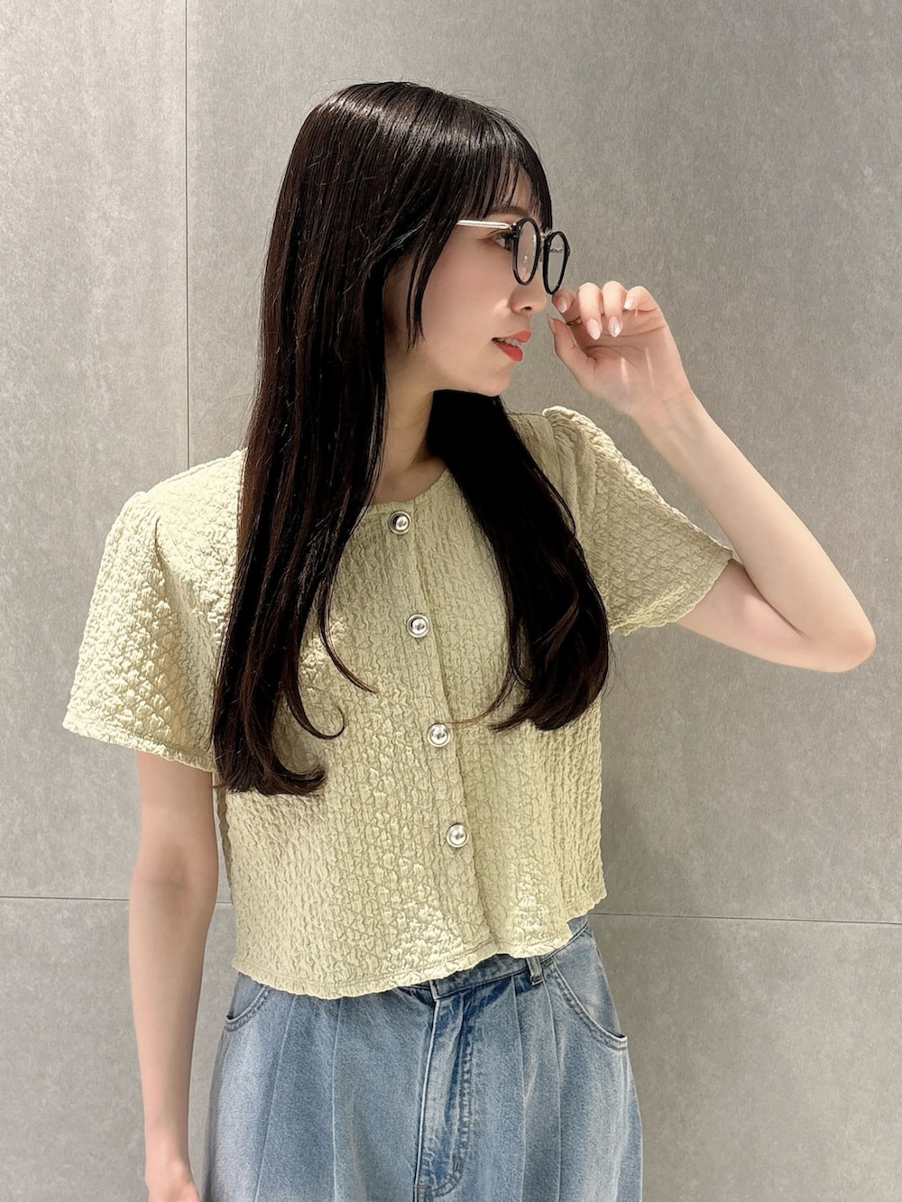 イエロー系のTシャツ/カットソー、ブルー系のその他パンツ、ベージュ系のショルダーバッグを着用したレディースの夏コーディネートの8枚目の写真
