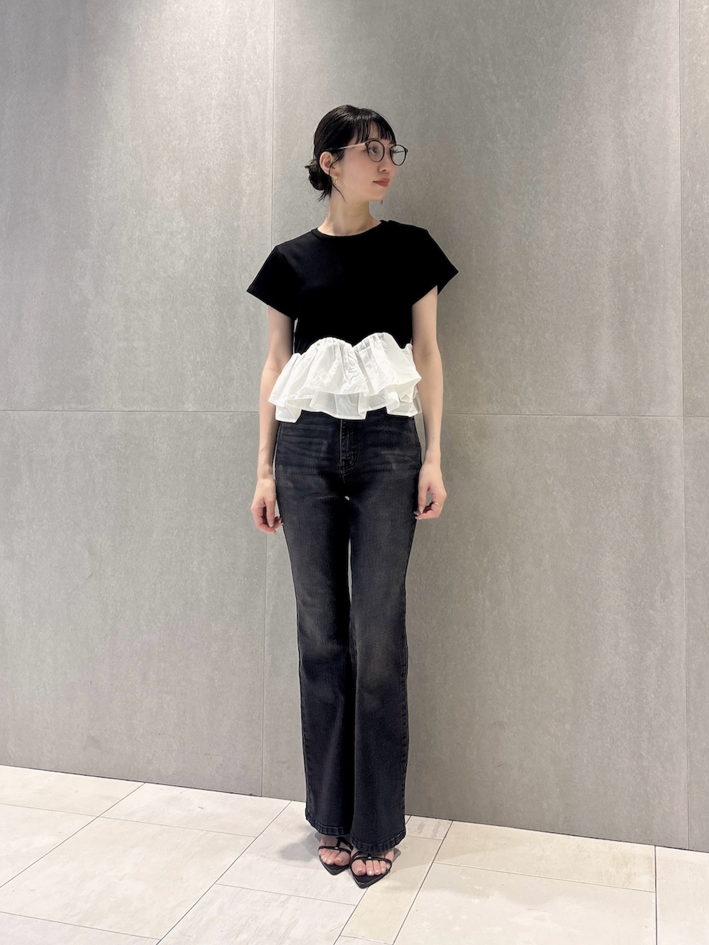 ブラック系のデニムパンツ、ブラック系のTシャツ/カットソーを着用したレディースの夏コーディネートの2枚目の写真
