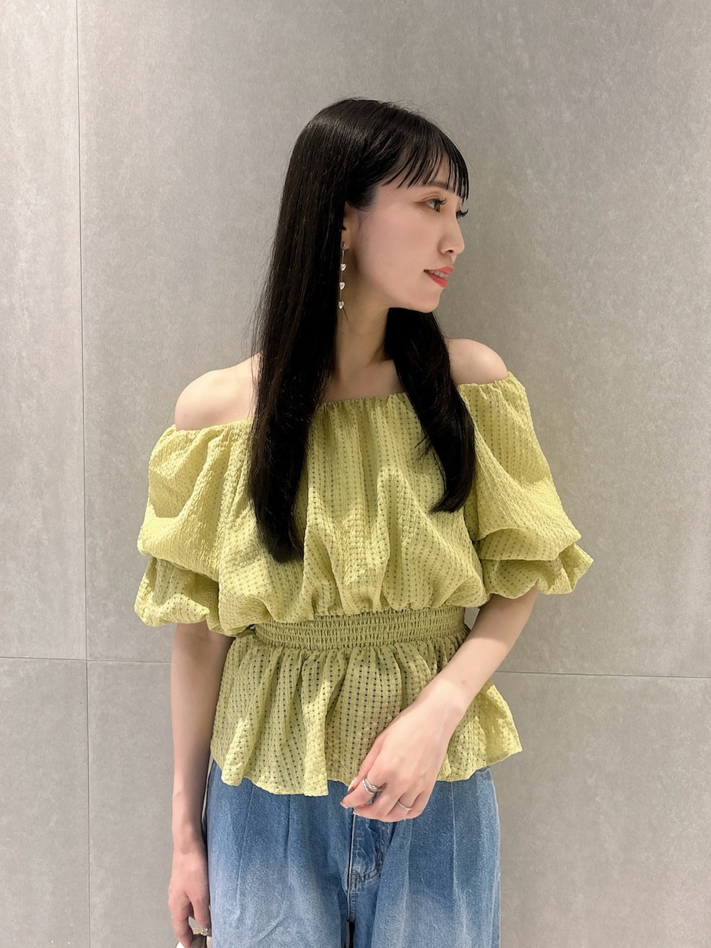 グレー系のショルダーバッグ、イエロー系のシャツ/ブラウス、ブルー系のその他パンツを着用したレディースの夏コーディネートの7枚目の写真