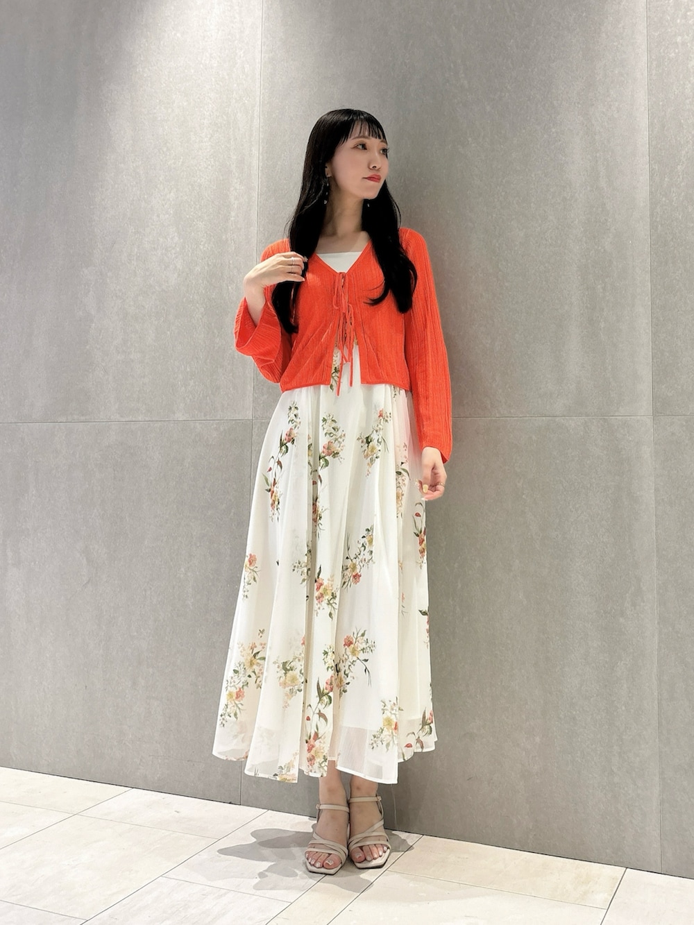 ピンク系のワンピース、オレンジ系のカーディガン/ボレロを着用したレディースの夏コーディネートの4枚目の写真
