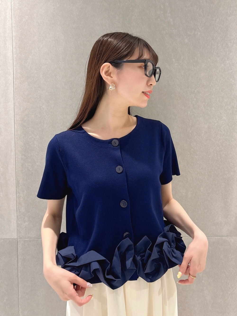 ブルー系のカーディガン/ボレロ、ホワイト系のその他パンツを着用したレディースの夏コーディネートの6枚目の写真
