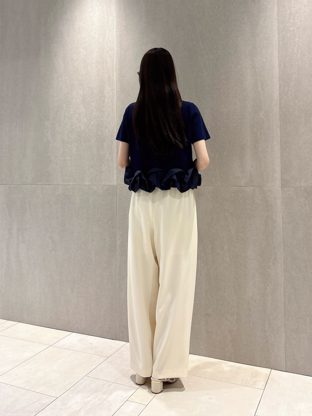 ブルー系のカーディガン/ボレロ、ホワイト系のその他パンツを着用したレディースの夏コーディネートの5枚目の写真