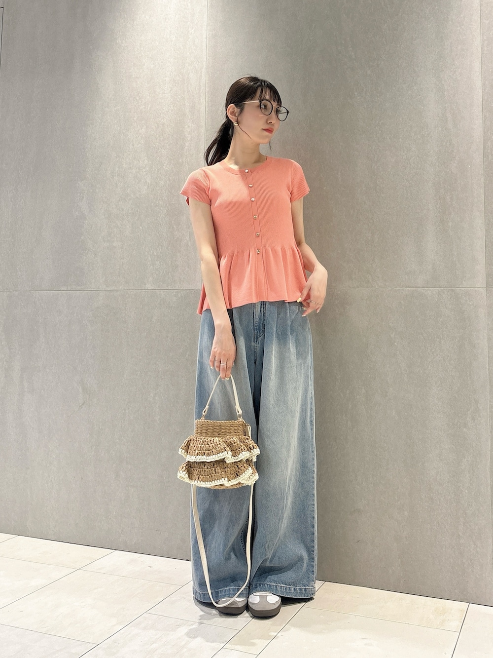ピンク系のニット/セーター、ブルー系のその他パンツ、ベージュ系のショルダーバッグを着用したレディースの春コーディネートの2枚目の写真