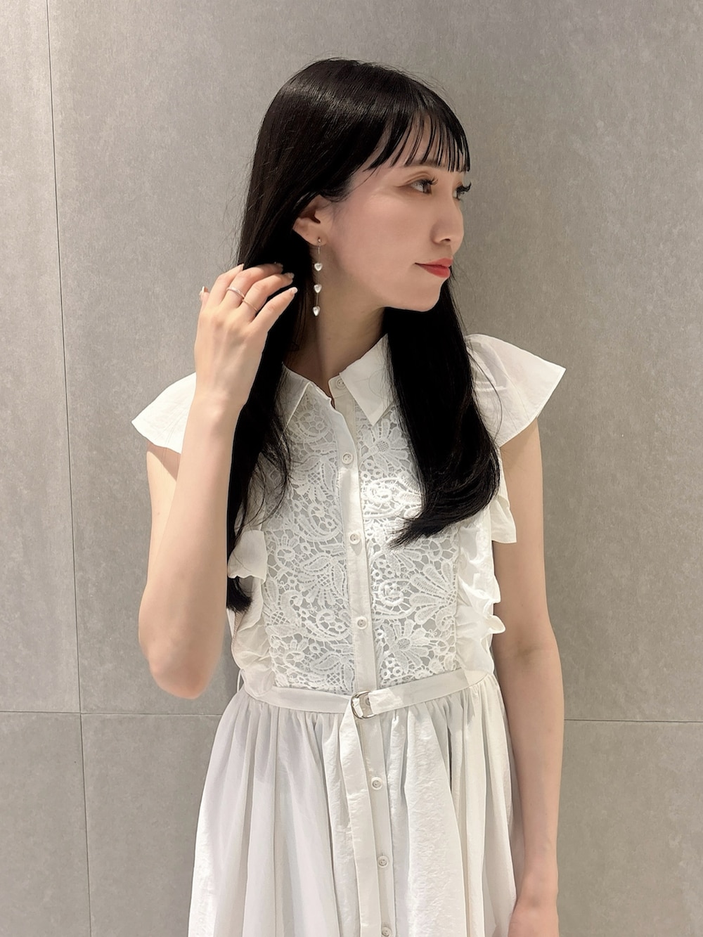 ホワイト系のワンピース、シルバー系のパンプスを着用したレディースの夏コーディネートの6枚目の写真