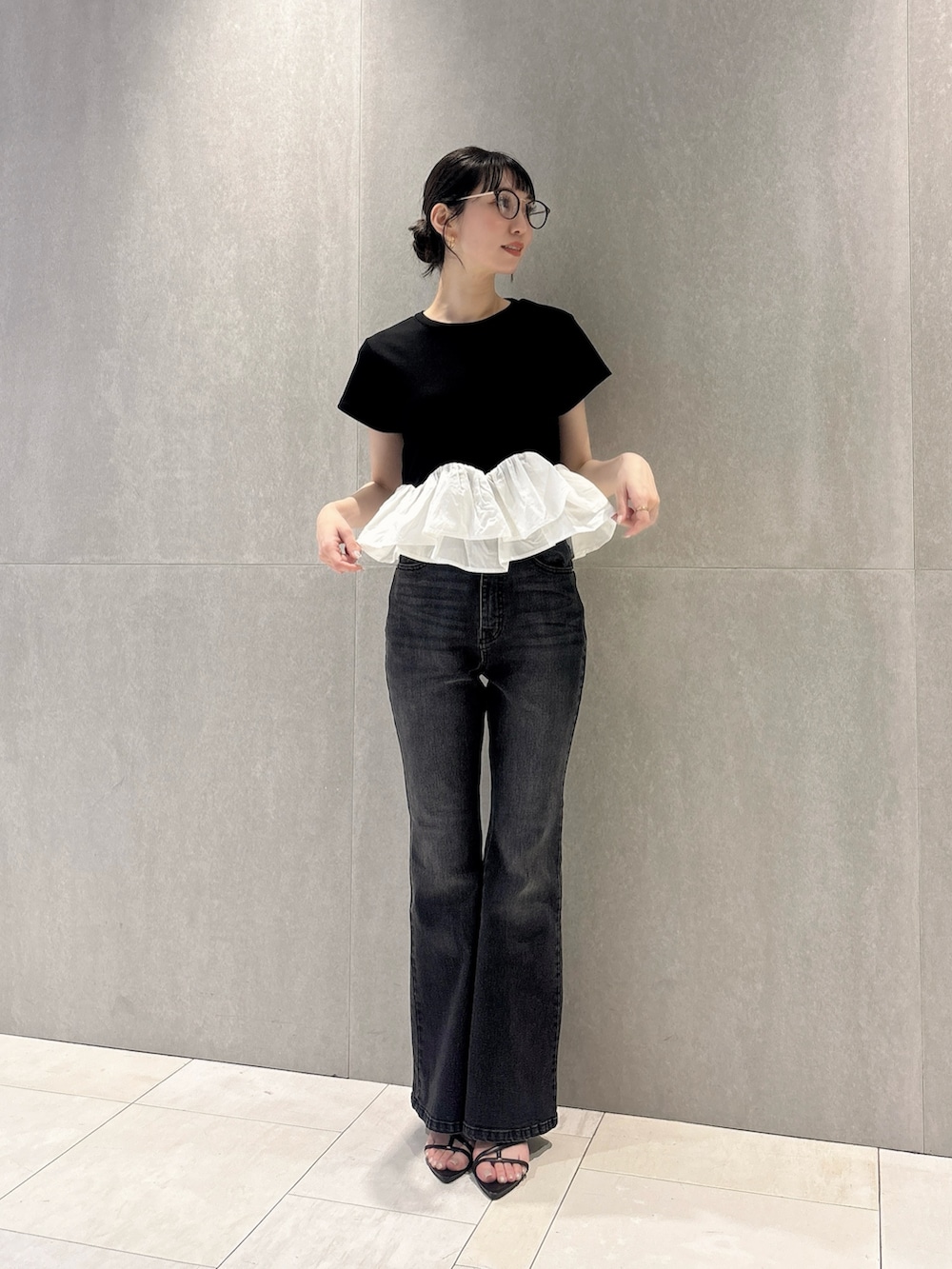 ブラック系のデニムパンツ、ブラック系のTシャツ/カットソーを着用したレディースの夏コーディネートの3枚目の写真