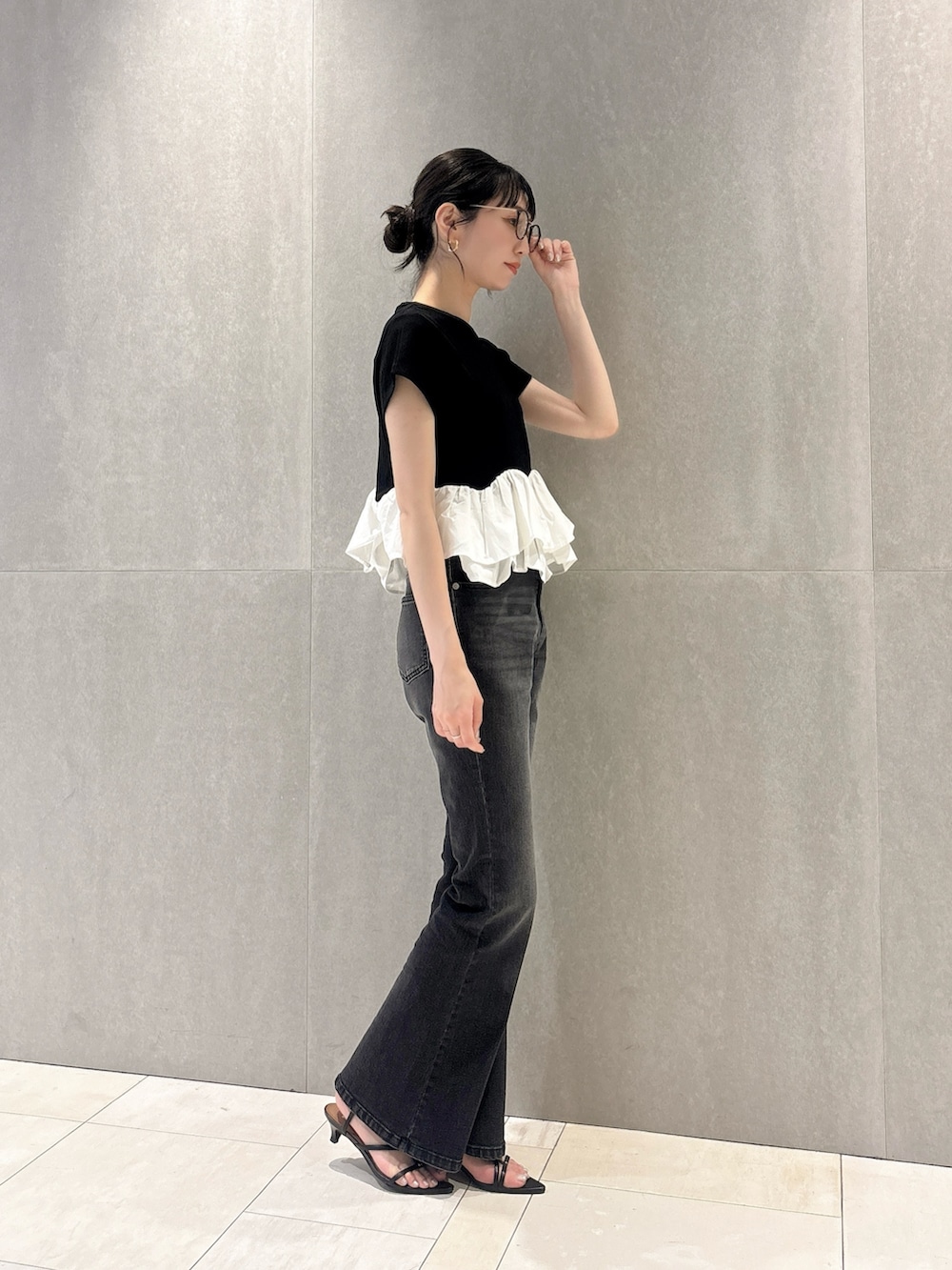 ブラック系のデニムパンツ、ブラック系のTシャツ/カットソーを着用したレディースの夏コーディネートの4枚目の写真