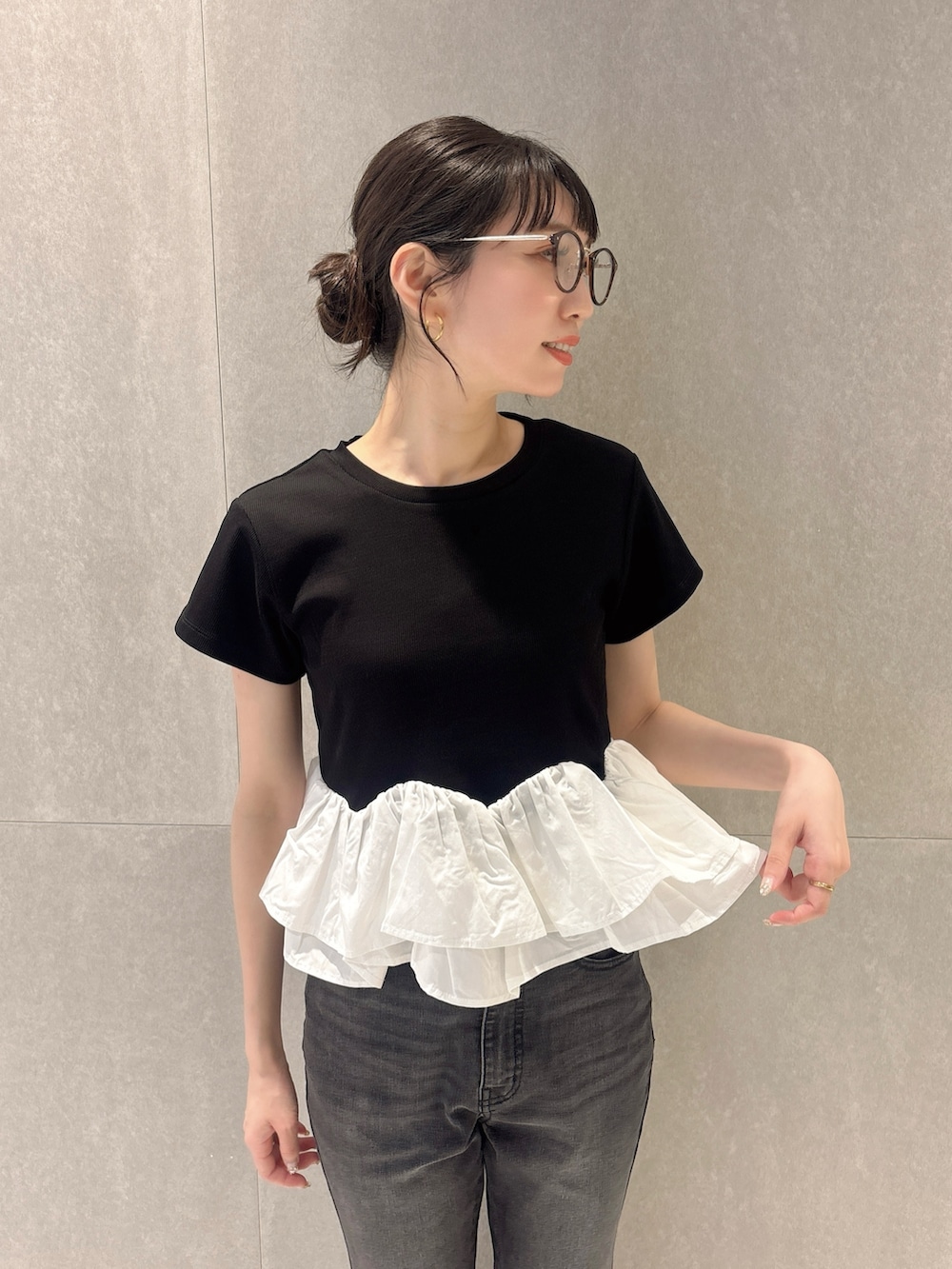 ブラック系のデニムパンツ、ブラック系のTシャツ/カットソーを着用したレディースの夏コーディネートの8枚目の写真
