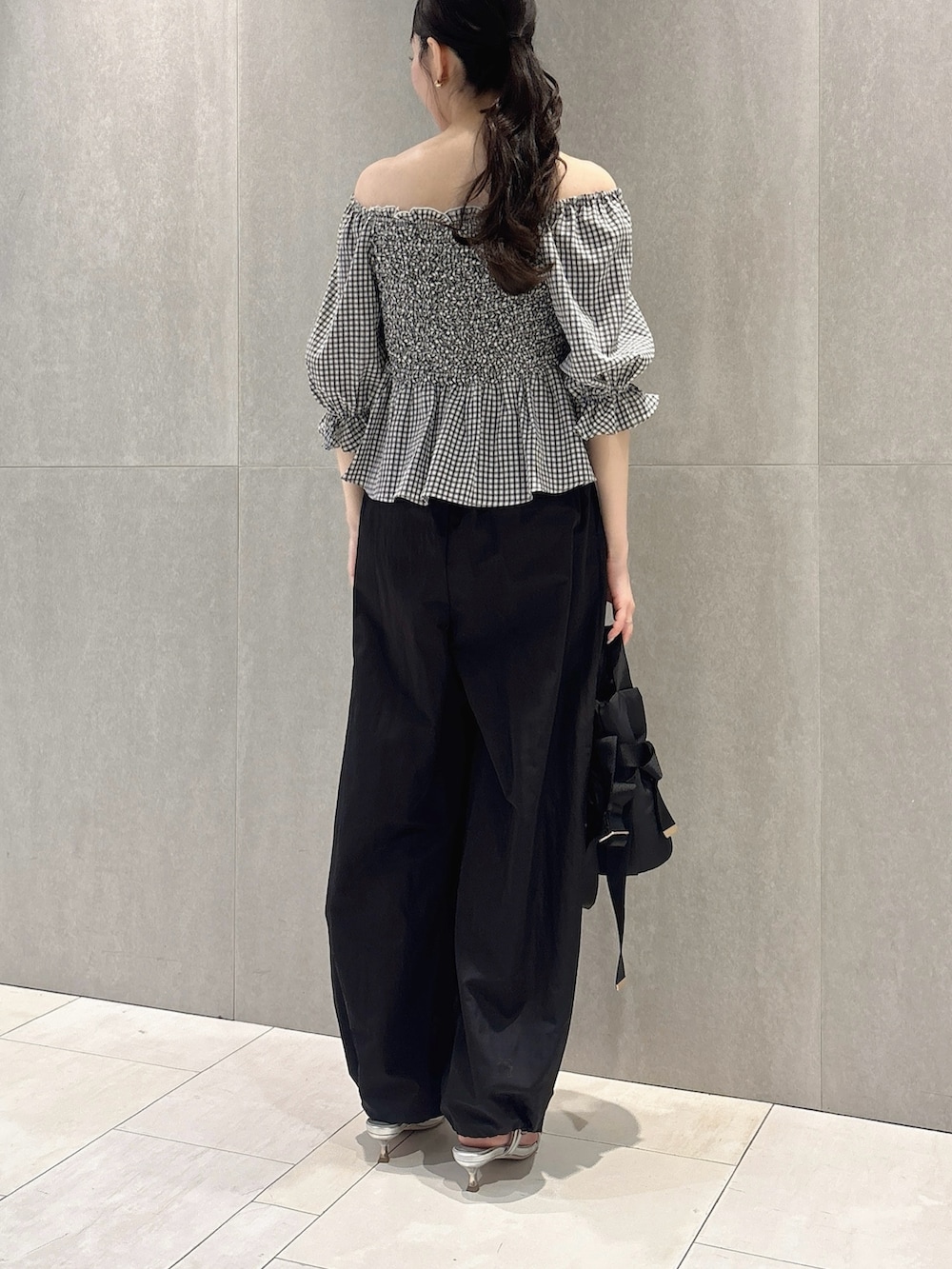 ブラック系のシャツ/ブラウス、ブラック系のその他パンツ、ブラック系のショルダーバッグを着用したレディースの夏コーディネートの5枚目の写真