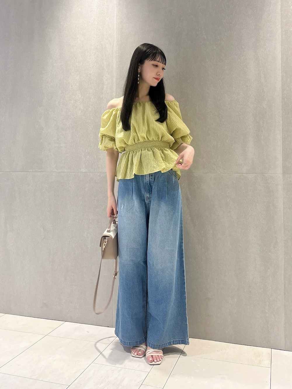 グレー系のショルダーバッグ、イエロー系のシャツ/ブラウス、ブルー系のその他パンツを着用したレディースの夏コーディネートの2枚目の写真