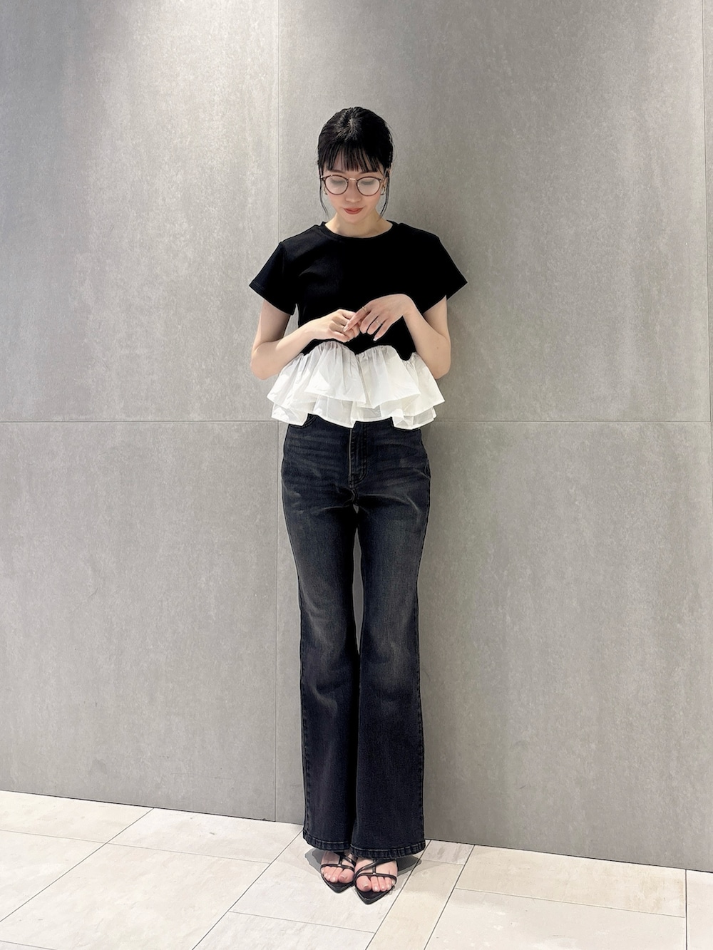 ブラック系のデニムパンツ、ブラック系のTシャツ/カットソーを着用したレディースの夏コーディネートの6枚目の写真