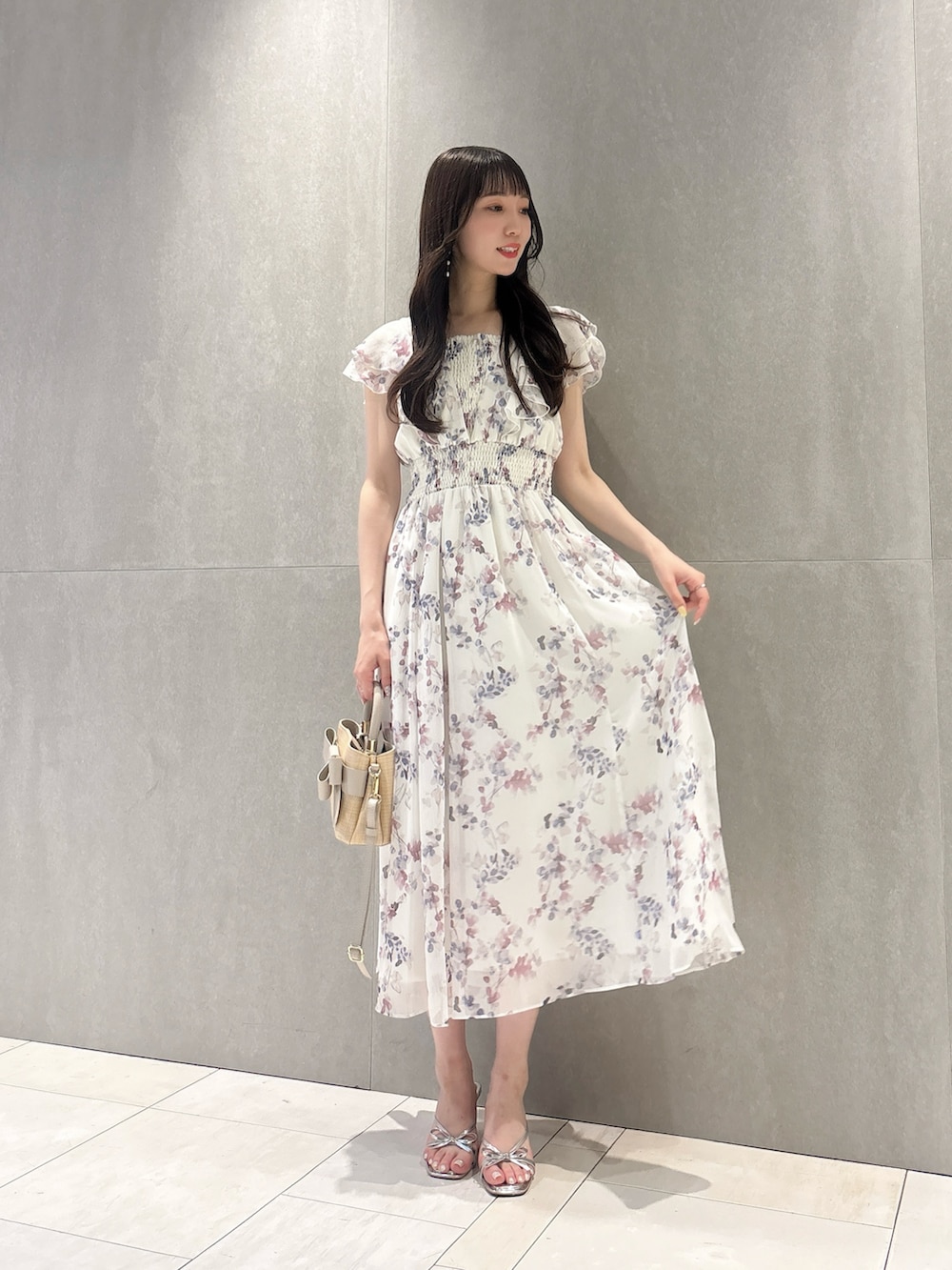 パープル系のワンピース、ホワイト系のショルダーバッグ、シルバー系のパンプスを着用したレディースの春コーディネートの3枚目の写真