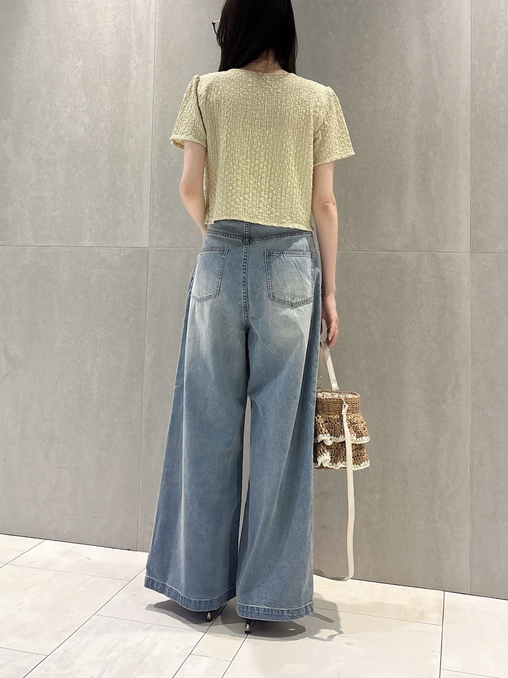 イエロー系のTシャツ/カットソー、ブルー系のその他パンツ、ベージュ系のショルダーバッグを着用したレディースの夏コーディネートの7枚目の写真