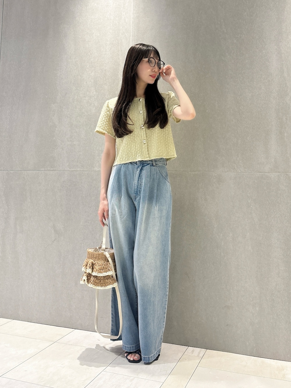 イエロー系のTシャツ/カットソー、ブルー系のその他パンツ、ベージュ系のショルダーバッグを着用したレディースの夏コーディネートの5枚目の写真