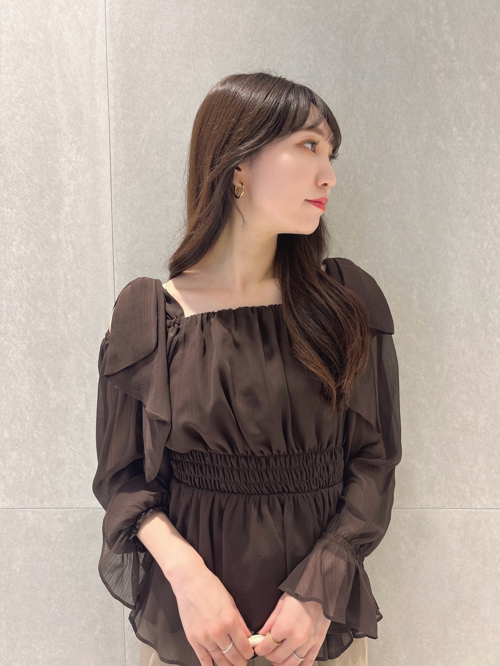 ブラウン系のシャツ/ブラウス、ベージュ系のその他パンツ、ホワイト系のショルダーバッグを着用したレディースの秋コーディネートの7枚目の写真