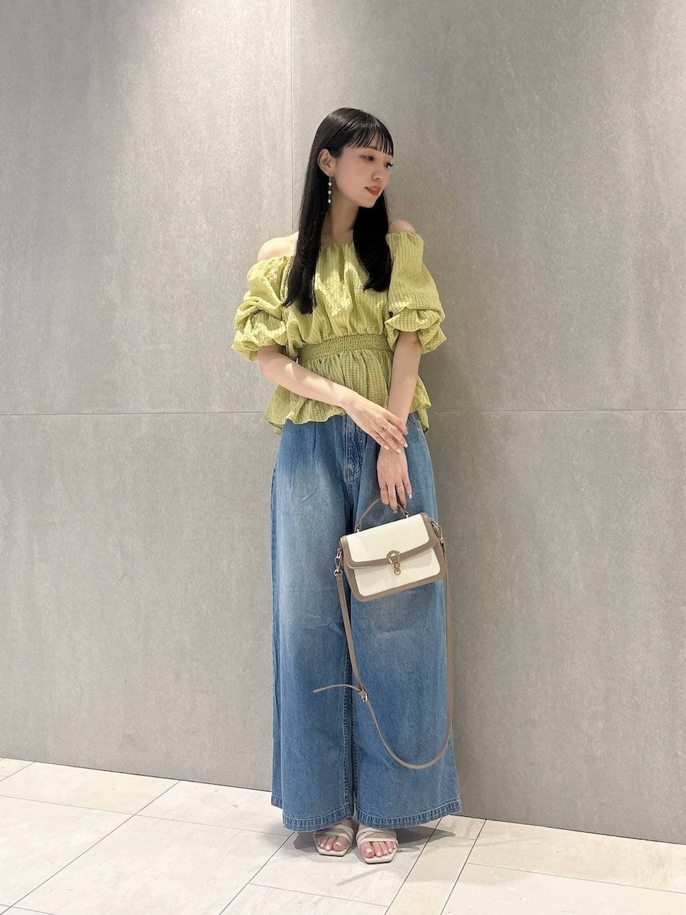 グレー系のショルダーバッグ、イエロー系のシャツ/ブラウス、ブルー系のその他パンツを着用したレディースの夏コーディネートの4枚目の写真