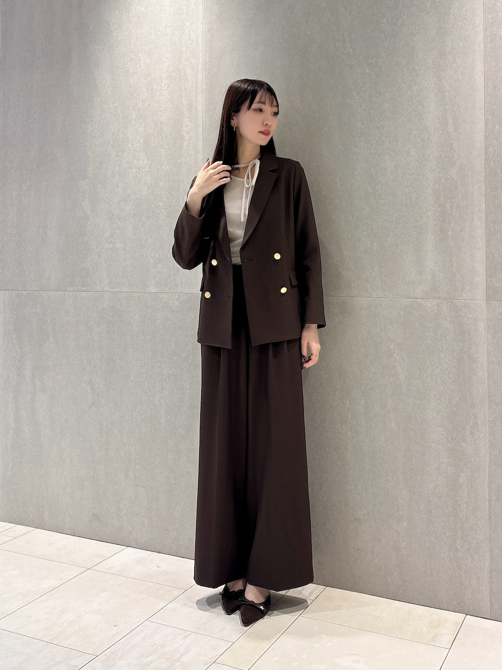 ブラウン系のその他パンツ、ブラウン系のテーラードジャケット、ホワイト系のTシャツ/カットソーを着用したレディースの秋コーディネートの6枚目の写真