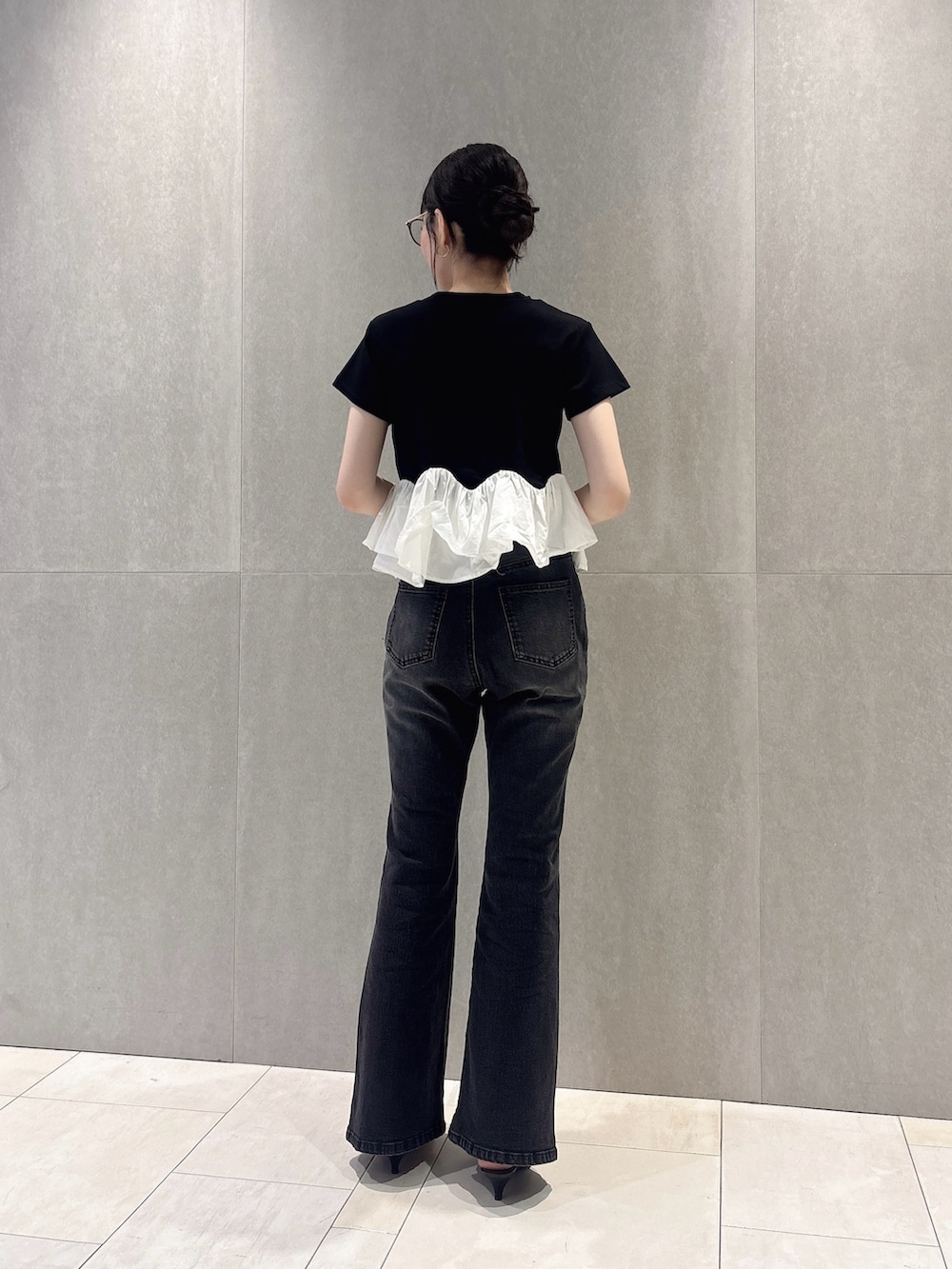 ブラック系のデニムパンツ、ブラック系のTシャツ/カットソーを着用したレディースの夏コーディネートの5枚目の写真