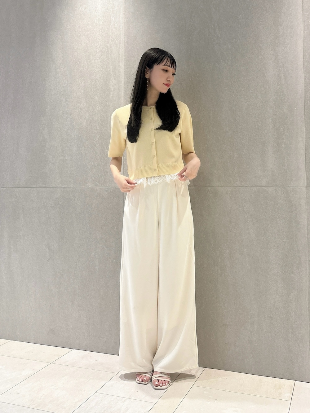 ホワイト系のその他パンツ、イエロー系のカーディガン/ボレロを着用したレディースの夏コーディネートの3枚目の写真