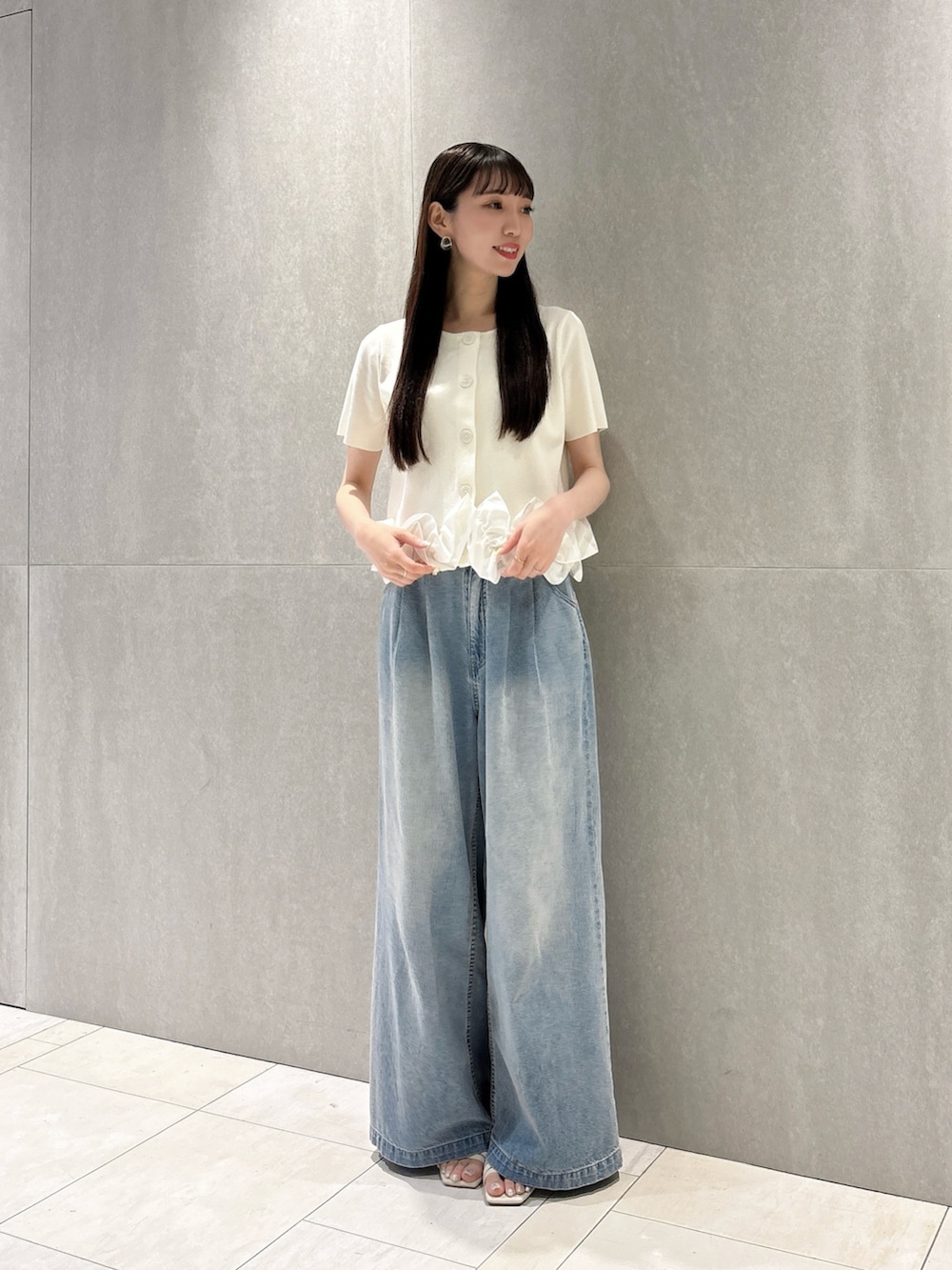 ホワイト系のカーディガン/ボレロ、ブルー系のその他パンツを着用したレディースの夏コーディネートの4枚目の写真