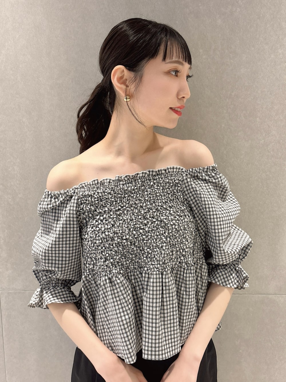 ブラック系のシャツ/ブラウス、ブラック系のその他パンツ、ブラック系のショルダーバッグを着用したレディースの夏コーディネートの6枚目の写真