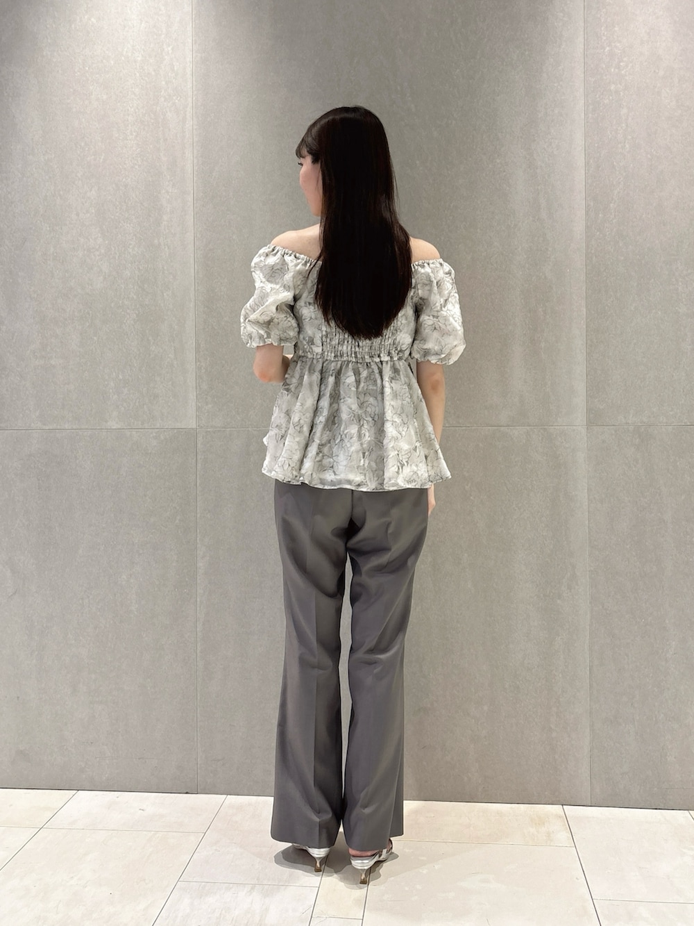 グレー系のセットアップ、シルバー系のパンプスを着用したレディースの夏コーディネートの5枚目の写真
