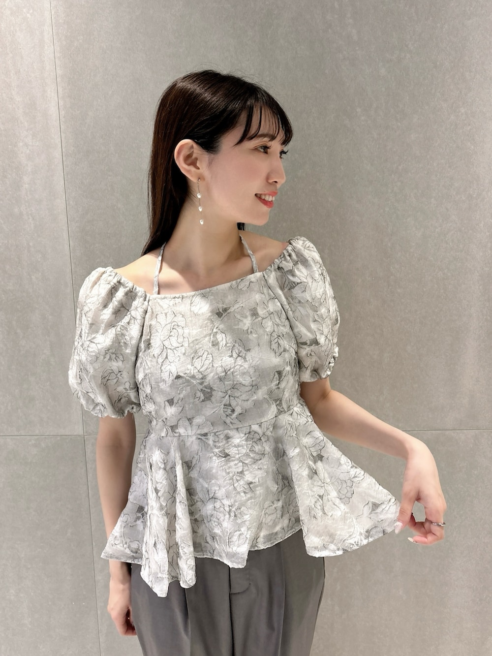 グレー系のセットアップ、シルバー系のパンプスを着用したレディースの夏コーディネートの8枚目の写真