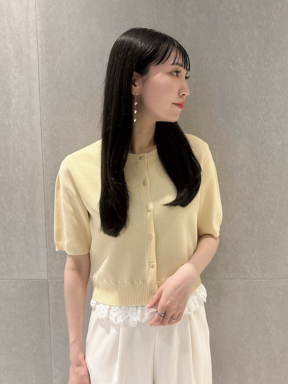 ホワイト系のその他パンツ、イエロー系のカーディガン/ボレロを着用したレディースの夏コーディネートの7枚目の写真