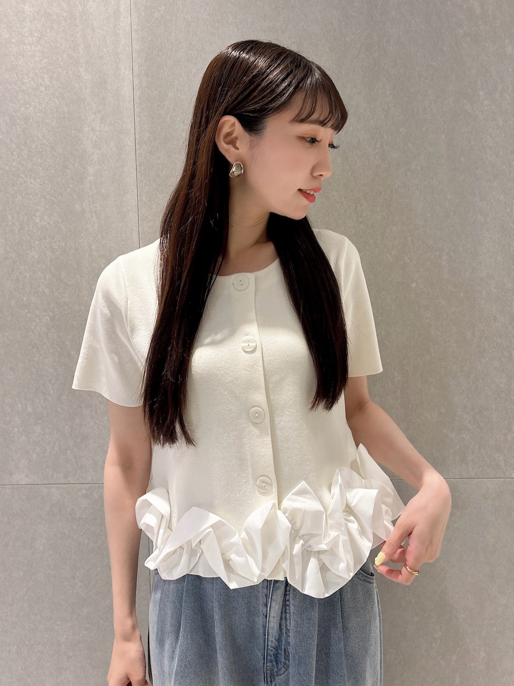 ホワイト系のカーディガン/ボレロ、ブルー系のその他パンツを着用したレディースの夏コーディネートの7枚目の写真
