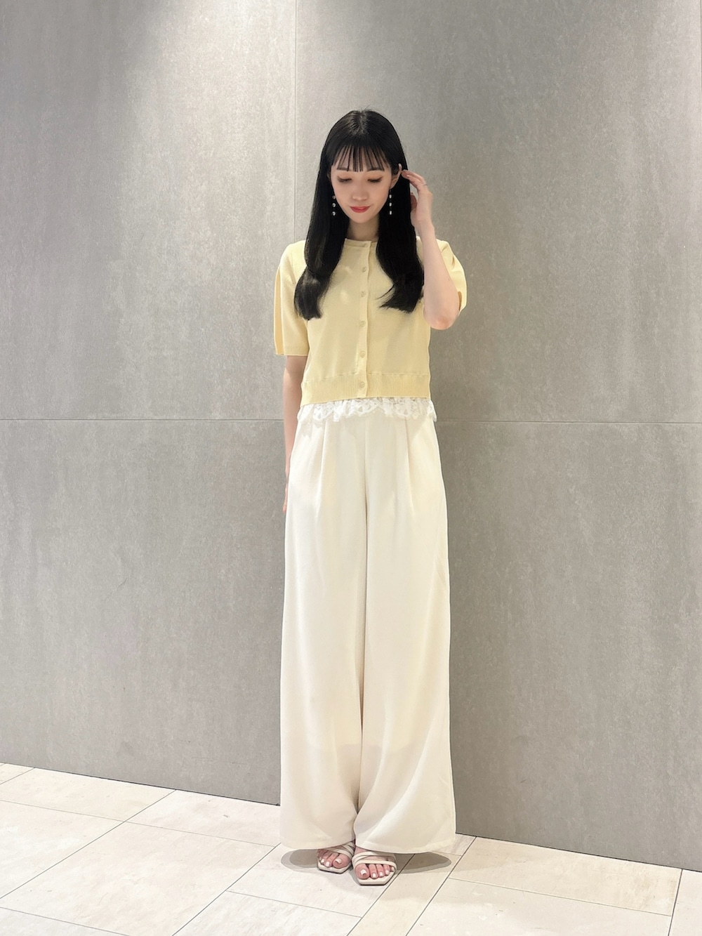 ホワイト系のその他パンツ、イエロー系のカーディガン/ボレロを着用したレディースの夏コーディネートの2枚目の写真