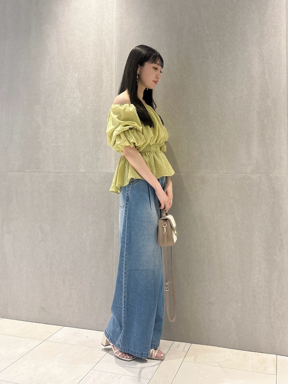 グレー系のショルダーバッグ、イエロー系のシャツ/ブラウス、ブルー系のその他パンツを着用したレディースの夏コーディネートの5枚目の写真