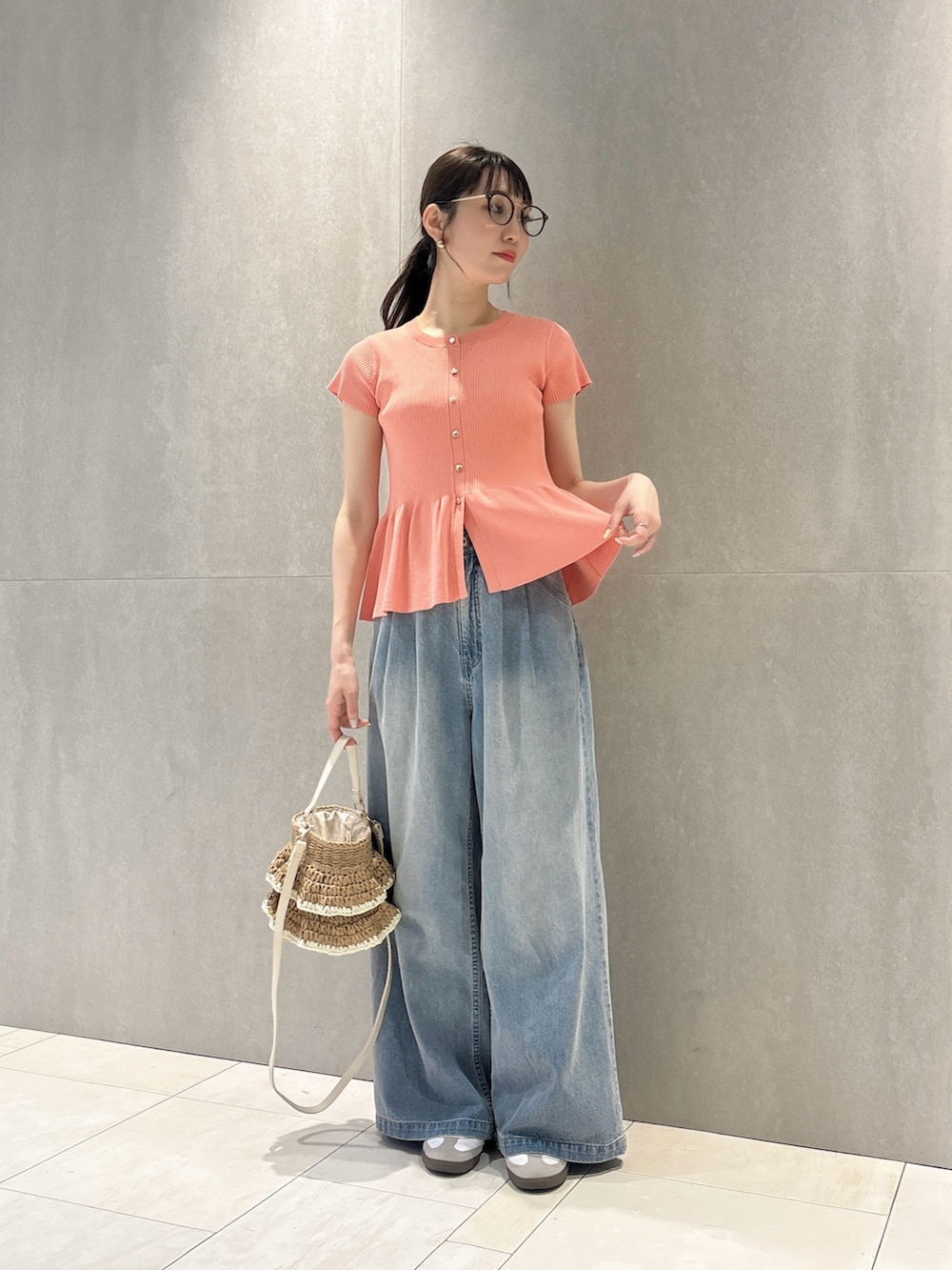 ピンク系のニット/セーター、ブルー系のその他パンツ、ベージュ系のショルダーバッグを着用したレディースの春コーディネートの3枚目の写真