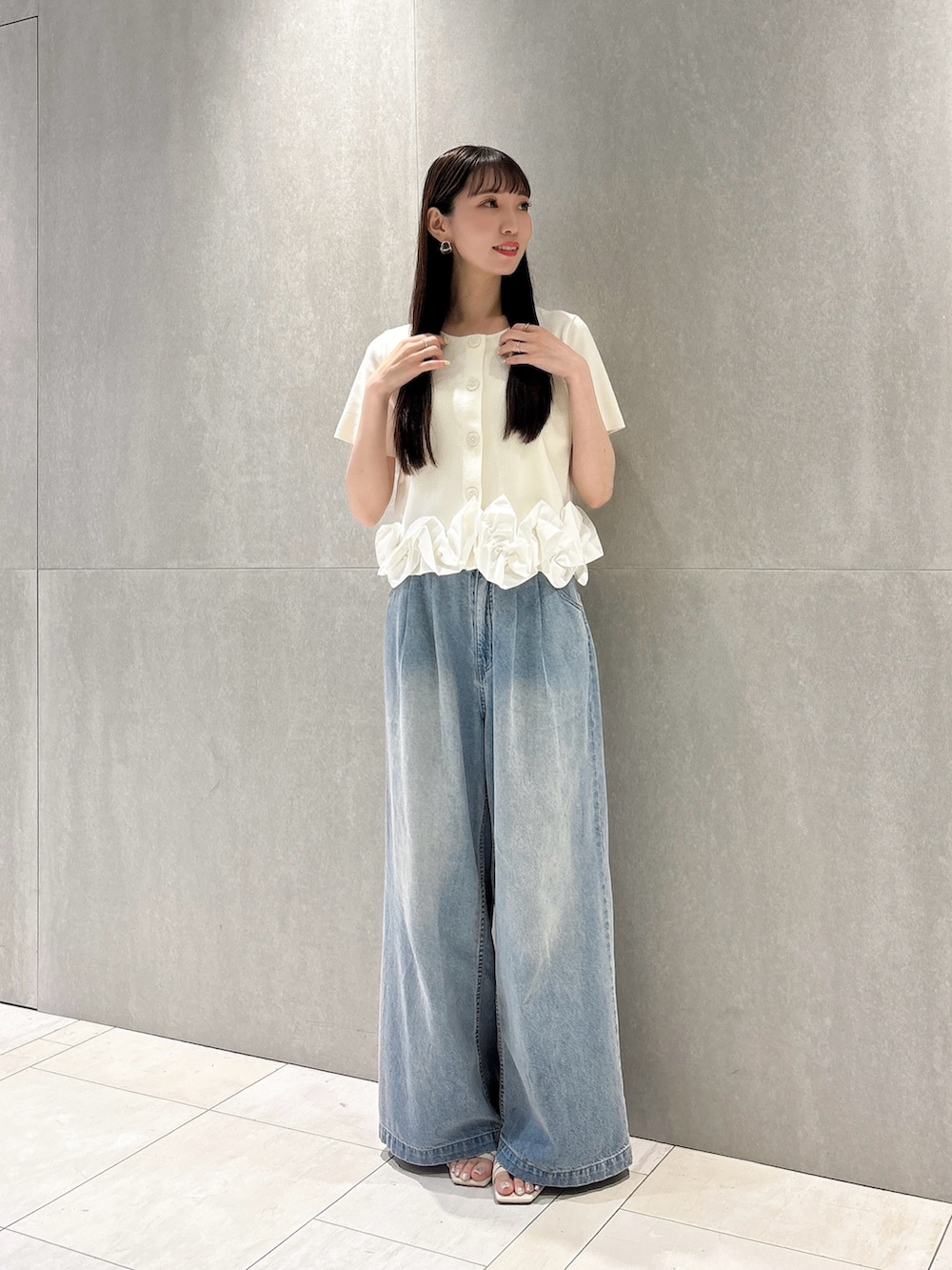 ホワイト系のカーディガン/ボレロ、ブルー系のその他パンツを着用したレディースの夏コーディネートの2枚目の写真