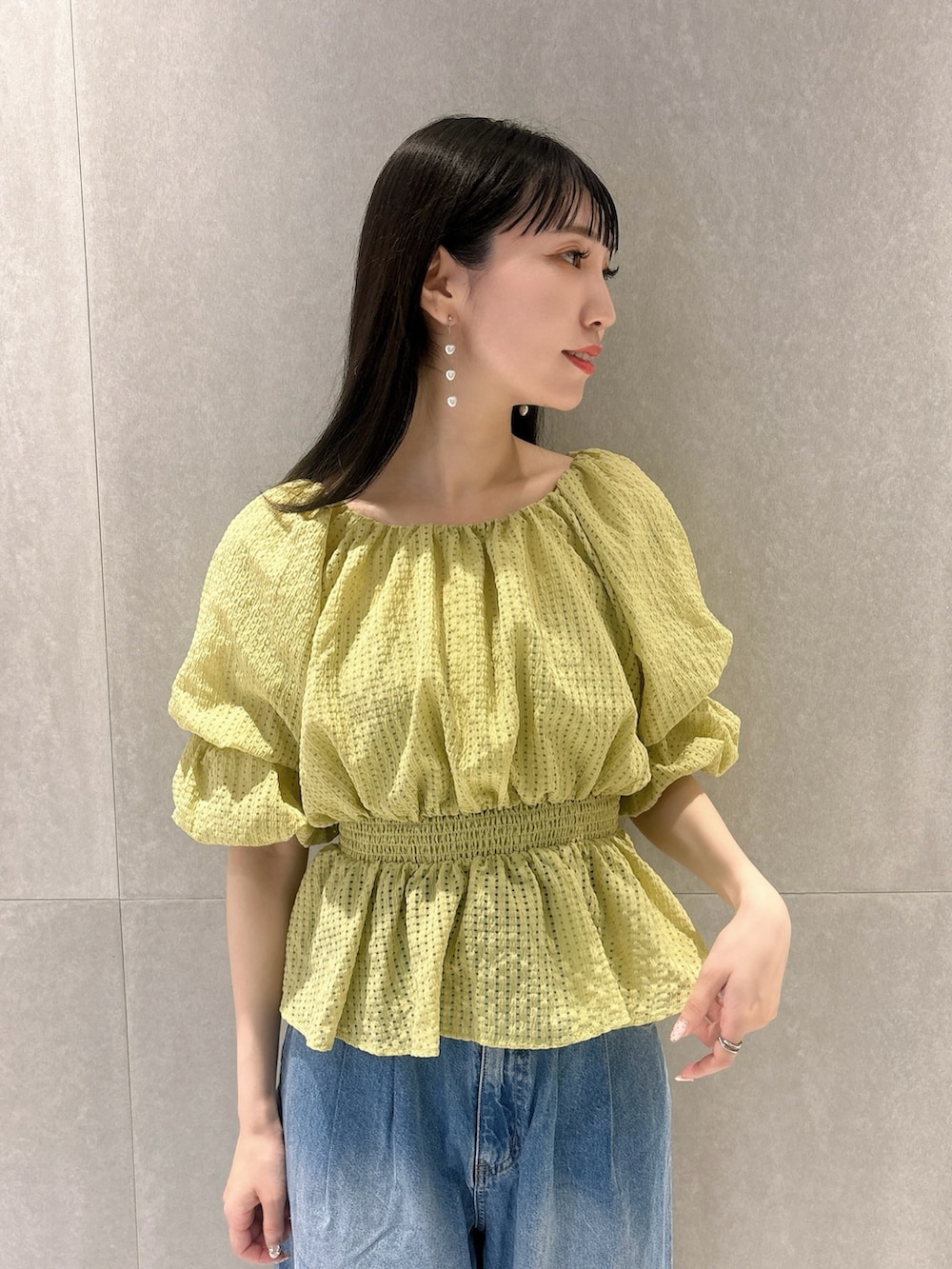 グレー系のショルダーバッグ、イエロー系のシャツ/ブラウス、ブルー系のその他パンツを着用したレディースの夏コーディネートの8枚目の写真
