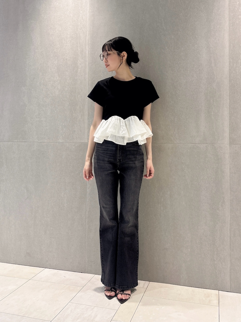 ブラック系のデニムパンツ、ブラック系のTシャツ/カットソーを着用したレディースの夏コーディネートの7枚目の写真