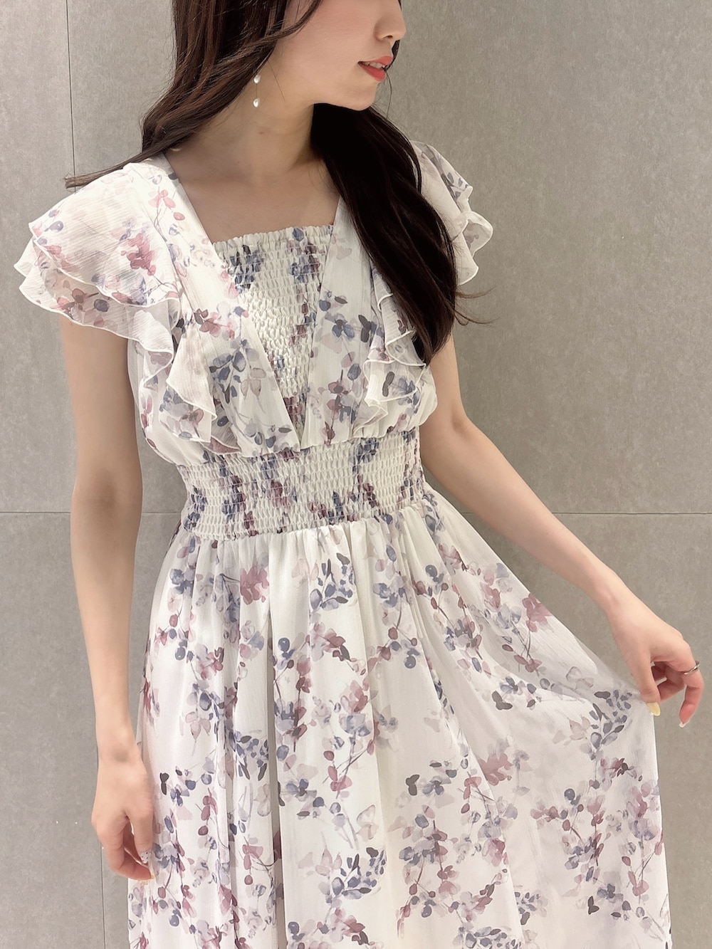 パープル系のワンピース、ホワイト系のショルダーバッグ、シルバー系のパンプスを着用したレディースの春コーディネートの7枚目の写真