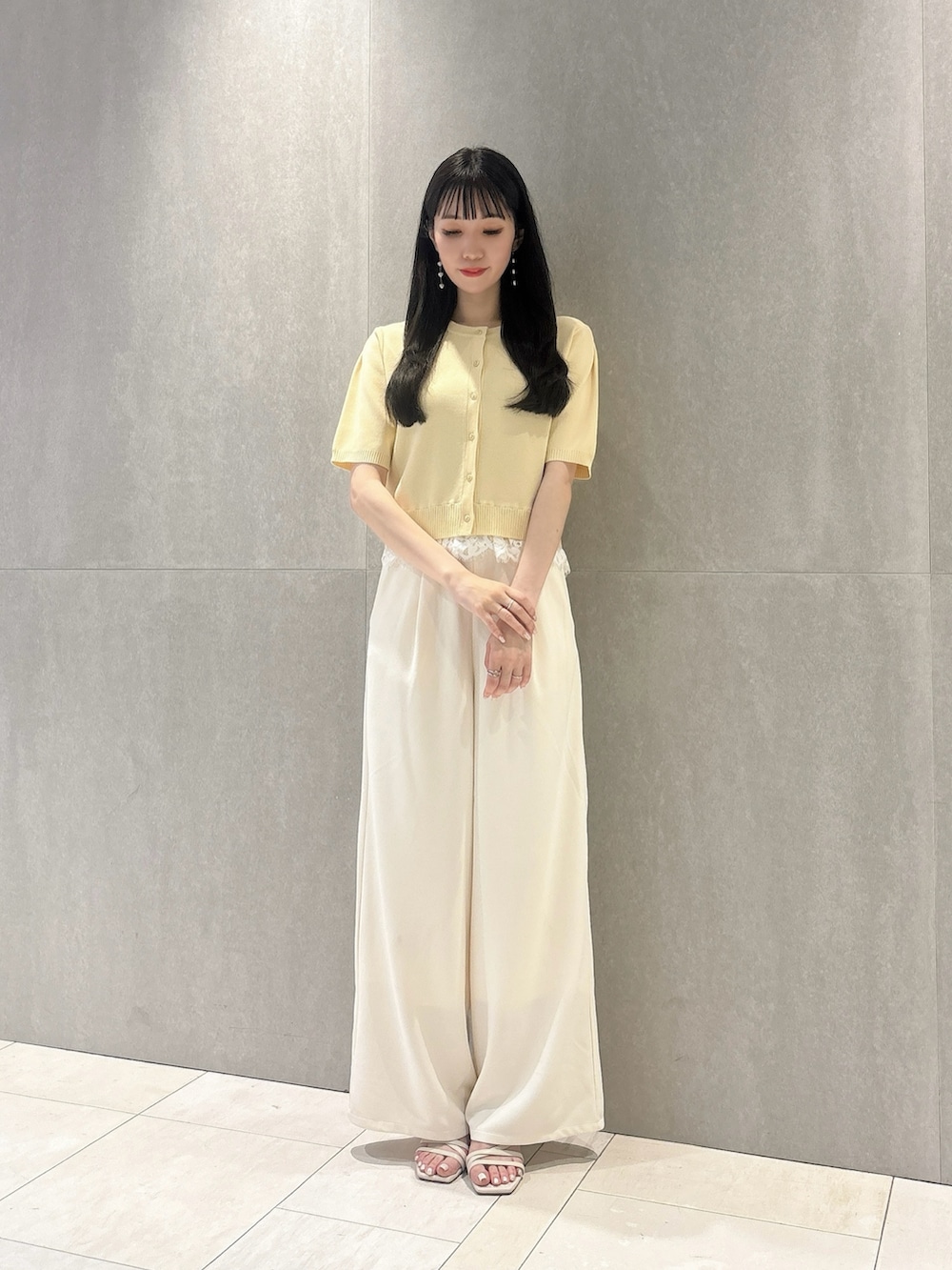 ホワイト系のその他パンツ、イエロー系のカーディガン/ボレロを着用したレディースの夏コーディネートの4枚目の写真