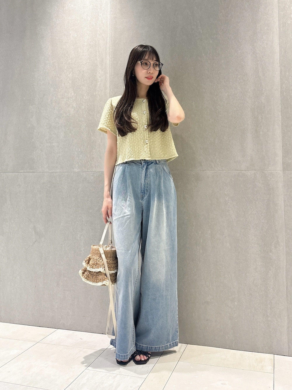 イエロー系のTシャツ/カットソー、ブルー系のその他パンツ、ベージュ系のショルダーバッグを着用したレディースの夏コーディネートの2枚目の写真