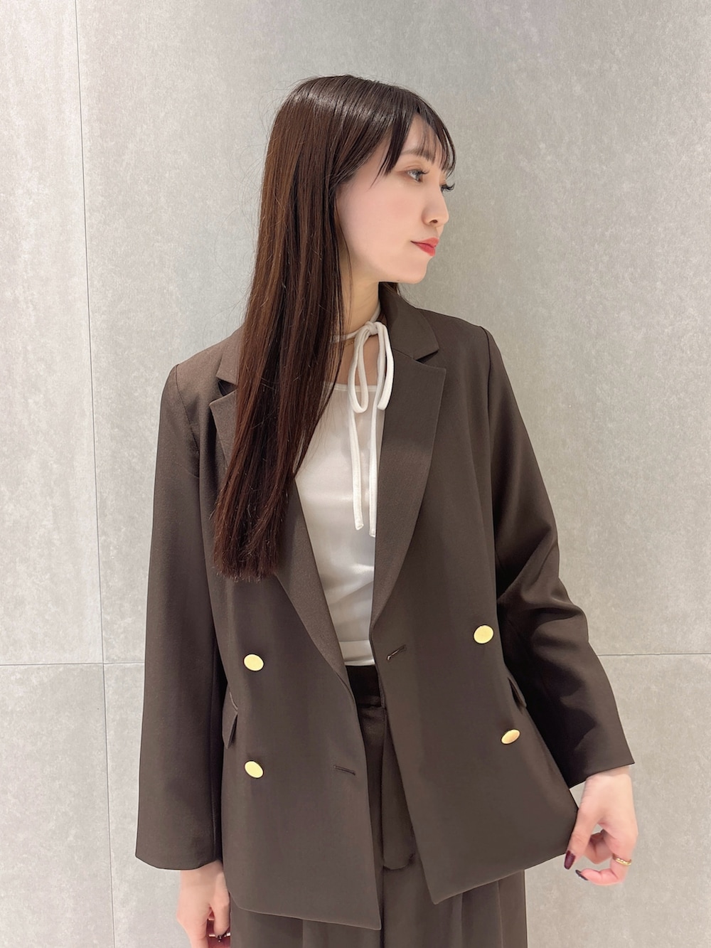 ブラウン系のその他パンツ、ブラウン系のテーラードジャケット、ホワイト系のTシャツ/カットソーを着用したレディースの秋コーディネートの7枚目の写真
